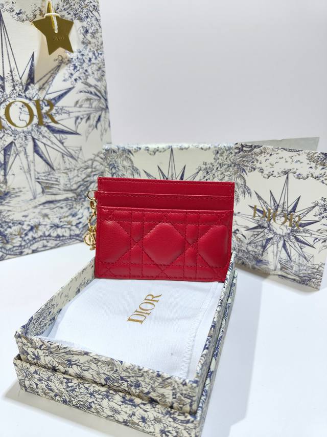 Ladydior 五格卡夹羊皮藤格纹 编号:S0974Ovrb M81B T Lady Dior 五格卡夹 产品说明 颜色如图 这款lady Dior 五格卡夹