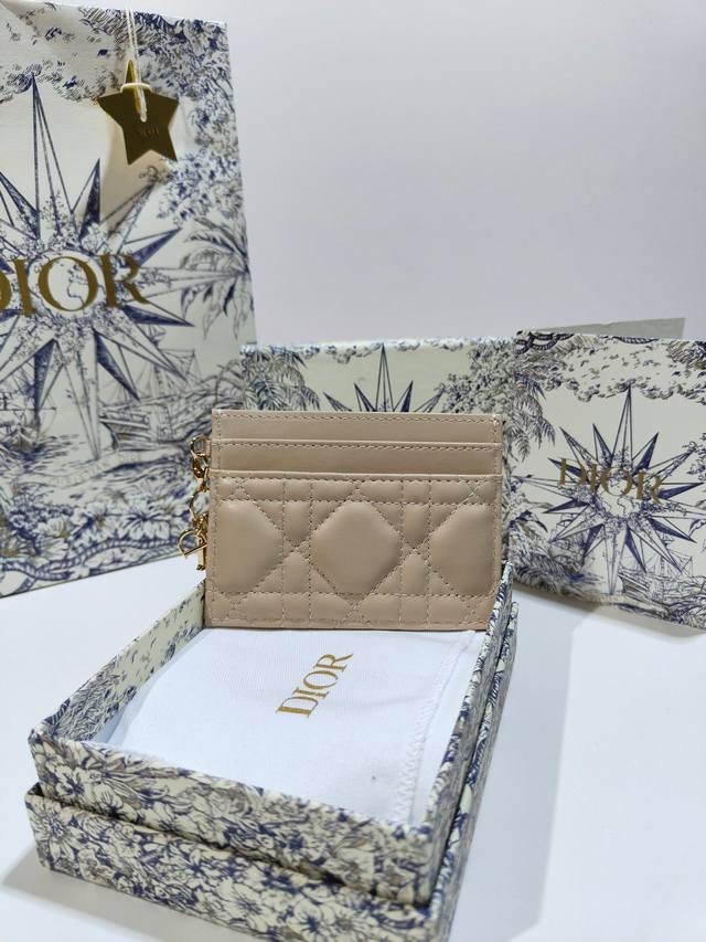 Ladydior 五格卡夹克色羊皮藤格纹 编号:S0974Ovrb M81B T Lady Dior 五格卡夹 产品说明 颜色如图 这款lady Dior 五格