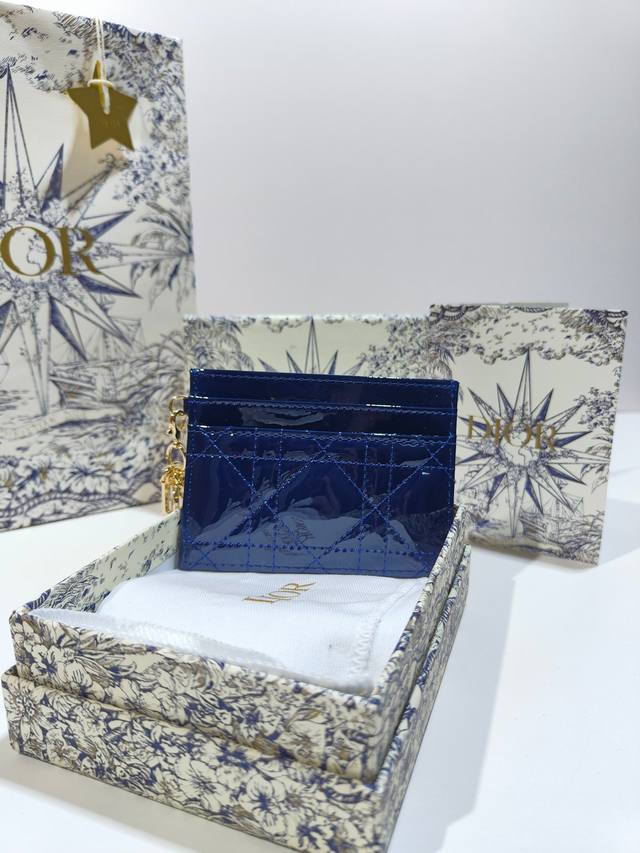 Ladydior 五格卡夹克色羊皮藤格纹漆皮 编号:S0974Ovrb M81B T Lady Dior 五格卡夹 产品说明 颜色如图 这款lady Dior