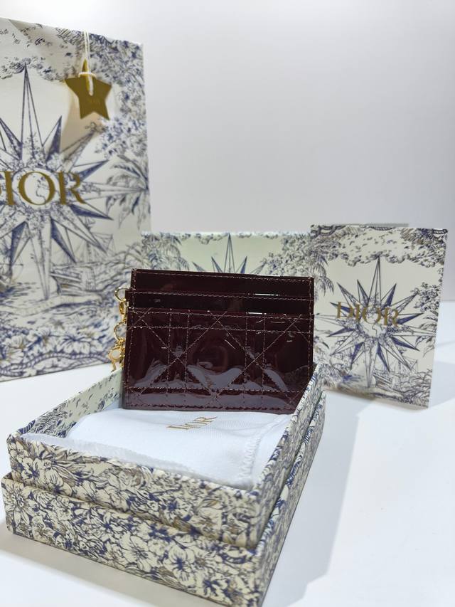 Ladydior 五格卡夹克色羊皮藤格纹漆皮 编号:S0974Ovrb M81B T Lady Dior 五格卡夹 产品说明 颜色如图 这款lady Dior