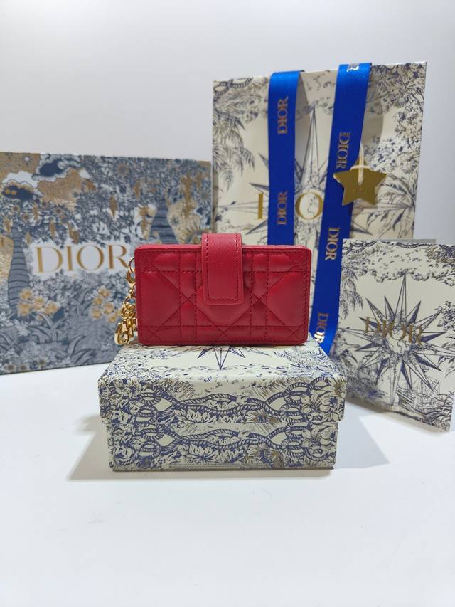 S0074这款 Lady Dior 5 格卡夹饰有经典的藤格纹缉面线 向 Dior 工匠的精湛工艺致敬 采用羊皮精心制作 精巧实用 可收纳各种日常用品 这款 5