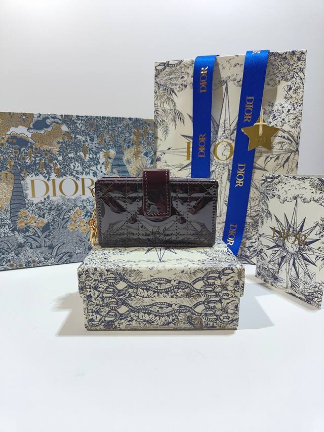 S0074这款 Lady Dior 5 格卡夹饰有经典的藤格纹缉面线 向 Dior 工匠的精湛工艺致敬 采用外面亮漆皮 内裡羊皮精心制作 精巧实用 可收纳各种日 - 点击图像关闭