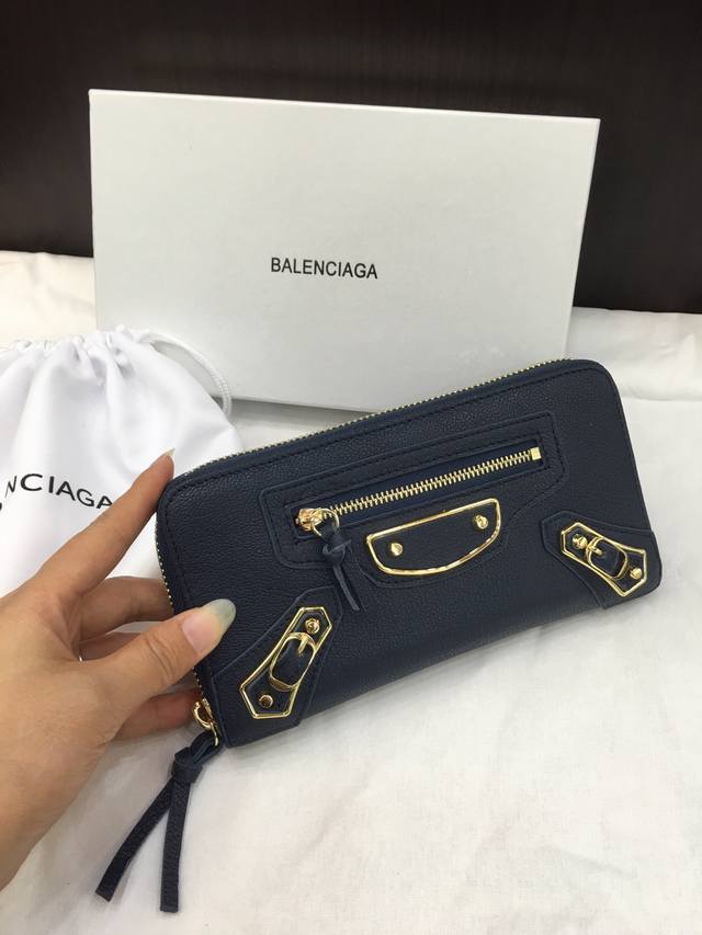 Balenciag 原版山羊皮 搭配重金属大边框 尺寸 19*10Cm 颜色 黑色 深灰 灰白 浅粉 酒红 宝蓝