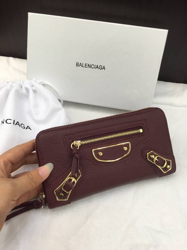 Balenciag 原版山羊皮 搭配重金属大边框 尺寸 19*10Cm 颜色 黑色 深灰 灰白 浅粉 酒红 宝蓝