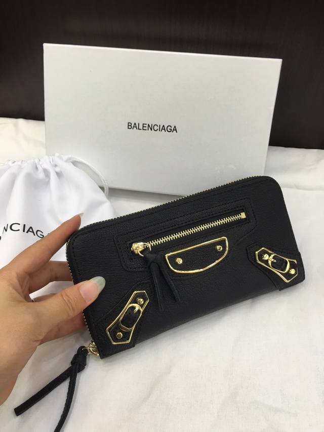 Balenciag 原版山羊皮 搭配重金属大边框 尺寸 19*10Cm 颜色 黑色 深灰 灰白 浅粉 酒红 宝蓝