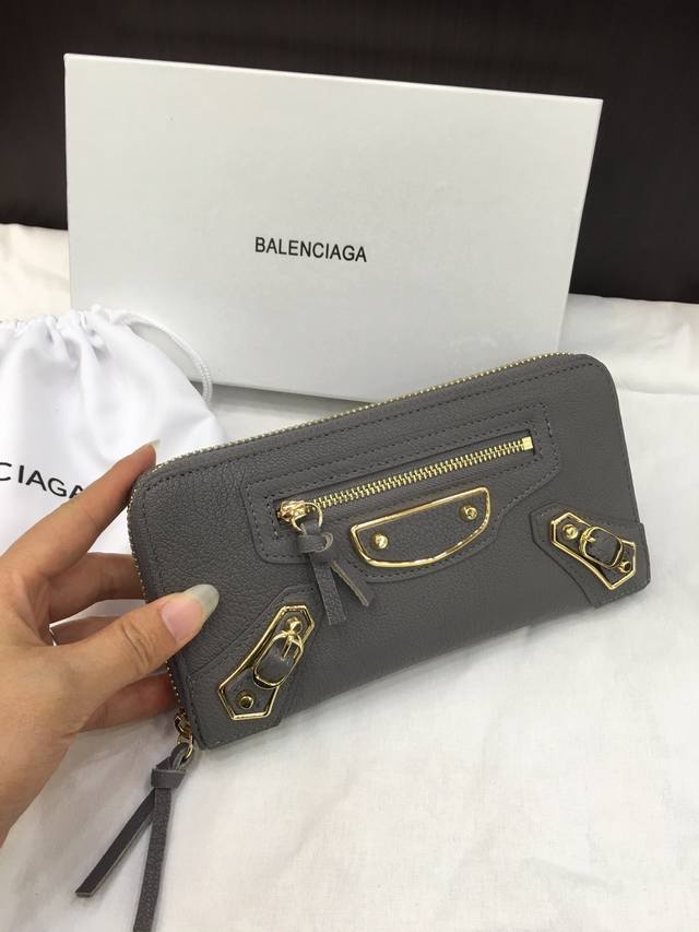 Balenciag原版山羊皮 搭配重金属大边框 尺寸 19*10Cm 颜色 黑色 深灰 灰白 浅粉 酒红 宝蓝