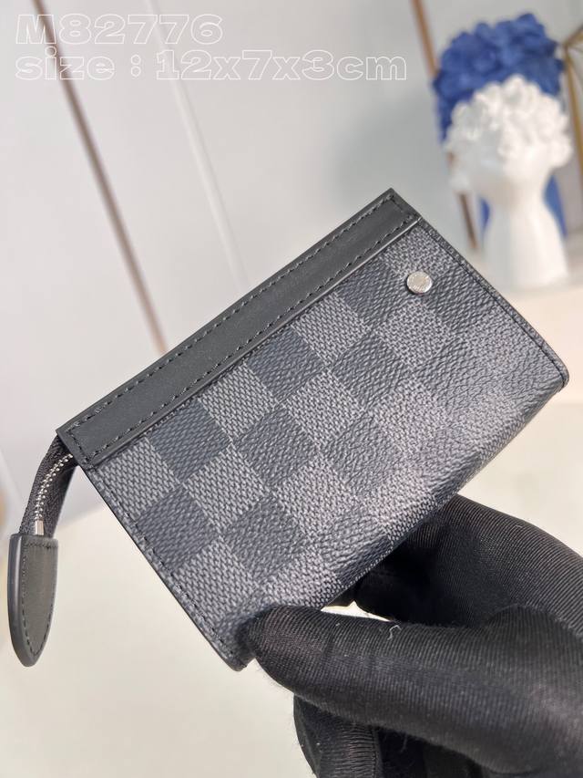 顶级原单 M82776黑格 本款 Voyage 钥匙包选用 Damier Graphite帆布搭配牛皮革饰边 以拉链开合稳妥收纳硬币 折叠钞票 卡片和钥匙 钩扣