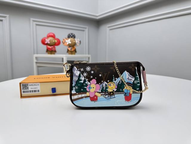 顶级原单 M82623本款 Mini Pochette Accessoires 手拿包出自 2023 冬季系列 描绘品牌吉祥物 Vivienne 和好友在皑皑雪