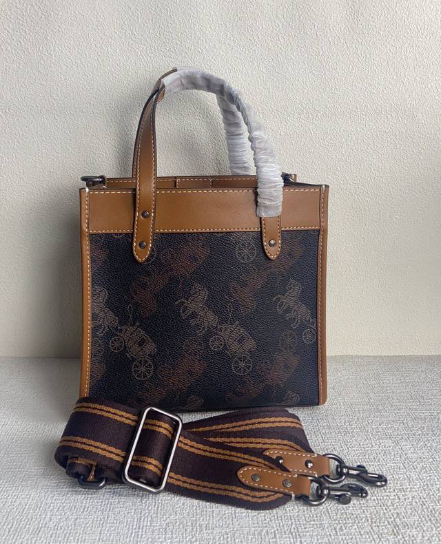 Coach 10月新品 Cm708 复古large Horse Tote 新款tote做了放大版的马车logo印花更加抢眼吸睛了 重新赋予经典元素新生让造型更充