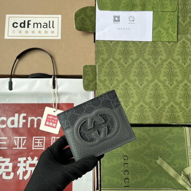 原厂皮配 Cdfmall三亚免税店手提袋 Gucci最新男士短夹包缀饰镂空互扣式双g细节 巧妙搭配 Gg Supreme帆布 塑就兼具现代 风尚与经典格调的配饰