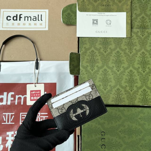 原厂皮配 Cdfmall三亚免税店手提袋 Gucci最新男士小卡包缀饰镂空互扣式双g细节 巧妙搭配 Gg Supreme帆布 塑就兼具现代 风尚与经典格调的配饰