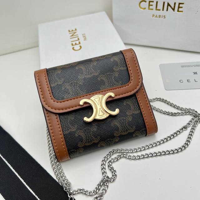 品牌 Celine 10999 链条可拆卸 颜色 黑色印花 尺寸 11*10*5 说明: Celine凯旋门非常炫美的一个系列 专柜同步 采用头层牛皮 精致时尚