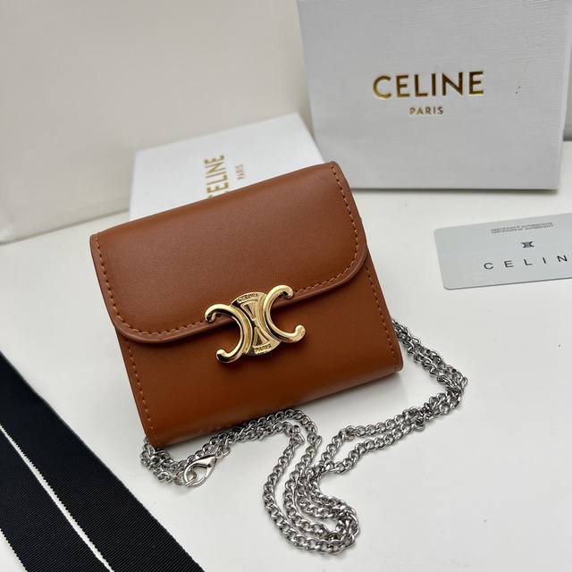 品牌 Celine 10783 链条可拆卸 颜色 棕色 尺寸 11*10*5 说明: Celine凯旋门非常炫美的一个系列 专柜同步 采用头层牛皮 精致时尚 可