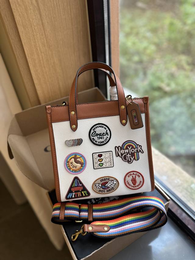 礼盒包装 Coach 蔻驰 新品 小徽章 Tote 谁能不爱 超治愈 Field Tote 购物袋 原版皮 这是什么神仙配色 毫无抵抗力 单肩手提都可以 容量超 - 点击图像关闭