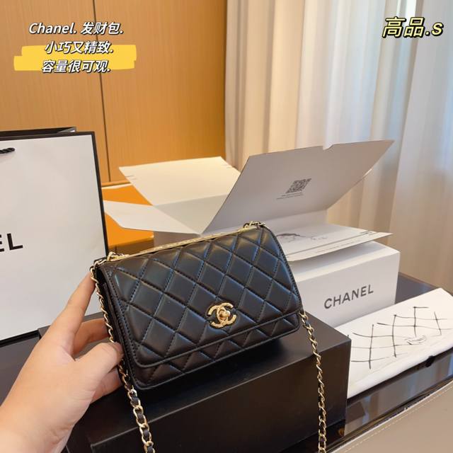 配飞机折叠盒 Chanel 香奈儿发财 一款随身小包 Chanel香奈儿23S 双金球woc发财包 可斜挎单肩 链条可收入包内作为手包使用 上身后超显大气 别看