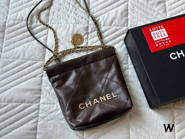 牛皮版本 Chanel 23S Mini 22Bag 本季23S大爆款最時髦好看 可肩背 斜背 側背 手提 非常難買黑色金字款 耐看也最保值 这包太好看了 黑色