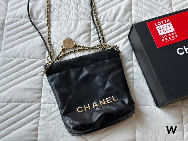 牛皮版本 Chanel 23S Mini 22Bag 本季23S大爆款最時髦好看 可肩背 斜背 側背 手提 非常難買黑色金字款 耐看也最保值 这包太好看了 黑色