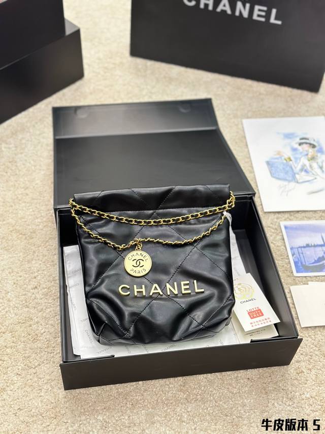 牛皮版本 Chanel 23S Mini 22Bag 本季23S大爆款最時髦好看 可肩背 斜背 側背 手提 非常難買黑色金字款 耐看也最保值 这包太好看了 黑色