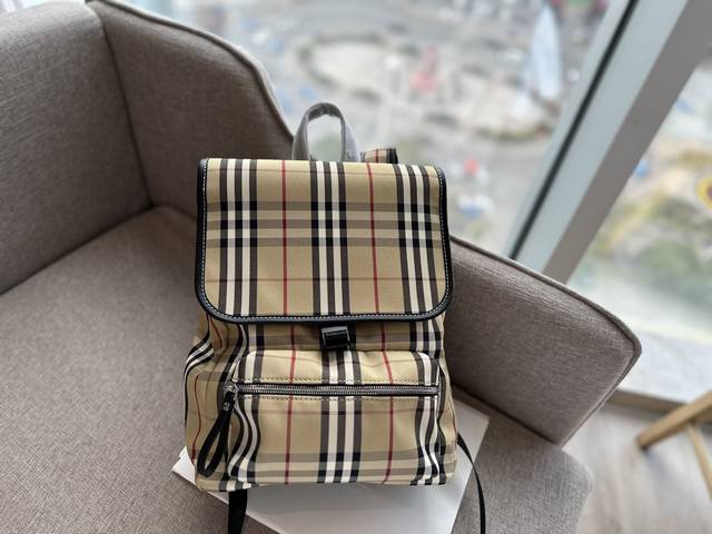 无盒 轻便又容量 Size 25*35Cm Bur双肩包 这款背包以标志性burberry Trench风衣的独创面料作为灵感来源 采用与棉质嘎巴甸同为密织结构 - 点击图像关闭