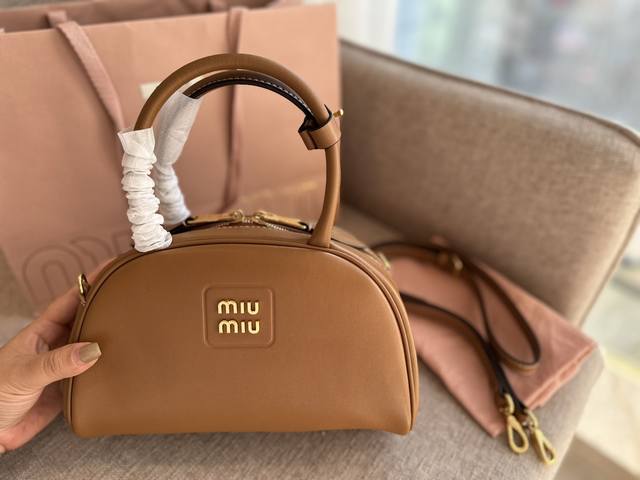 配盒 Size 24*15Cm Miumiu半圆包 贝壳包 包包甜度刚好 很难不爱啊啊 可手拎也可斜挎 绝对不是小废包哦容量足足的 出场就是miumiu小公主