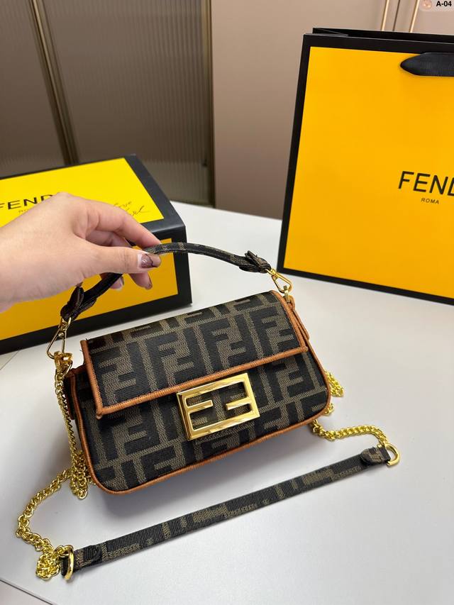 芬迪fendi 刺绣法棍包 精致美丽 高级优雅 很好驾驭 不挑衣服 不挑季节 一年四季都可 可盐可甜 A-04尺寸20 4 12折叠盒