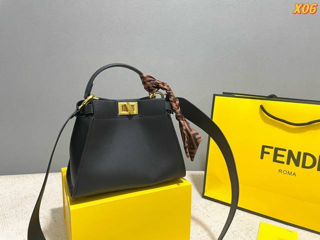 折叠礼盒包装 尺寸 23*19Cm Fendi 芬迪 Peekaboo 系列 躲猫猫 22Ss款软皮系列 两个隔层均以经典peekaboo转锁开合 硬隔板并设有