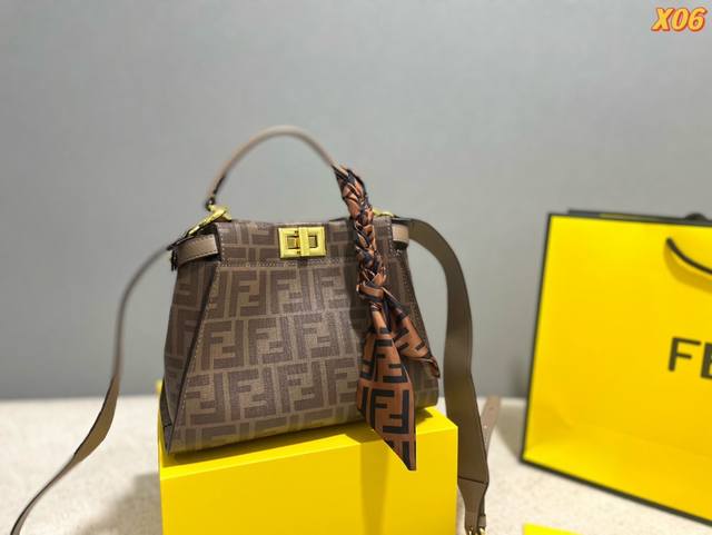 折叠礼盒包装 尺寸 23*19Cm Fendi 芬迪 Peekaboo 系列 躲猫猫 22Ss款软皮系列 两个隔层均以经典peekaboo转锁开合 硬隔板并设有