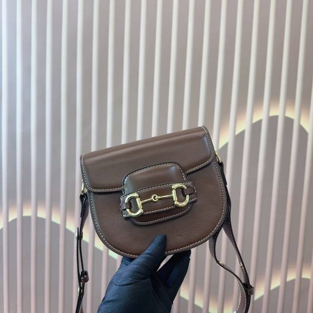 折叠礼盒包装 Gucci 5 Horsebit Bag 马鞍包 经典的马衔扣 Monogram 棕色勾边设计 满满的复 斜挎 短肩带单肩带 长肩带单肩带都很好看