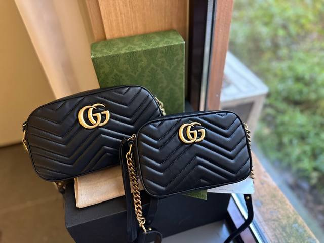 折叠礼盒官网飞机盒 原单gucci Marmont So Black爆款相机包 Gucci专用原版皮 原版鹿皮内里 Zp品质 颇具结构感的包包 配以手工刺绣间