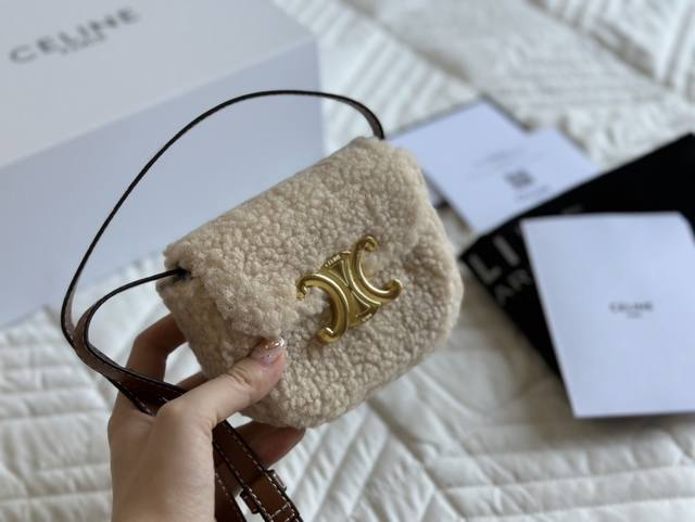 Celine Mini凯旋门包 Celine这季新品包包都好好看啊 最喜欢的就是这只mini凯旋门包啦 真的是超可爱10Cm 配礼盒