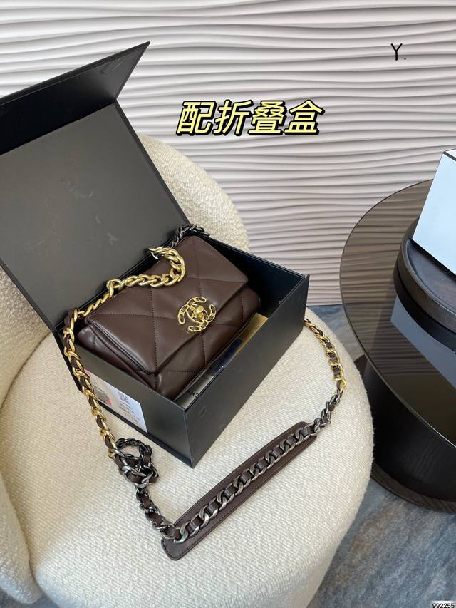 折叠盒 香奈儿chanel19Bag 高级感满满 经典中的经典 任何搭配都可轻松驾驭 尺寸 19 13