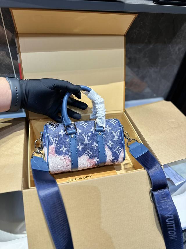 Lv Rubber 系列枕头系列 本款 Keepal Nano男士手袋为品牌于 1 年推岀的初始柔软旅行袋的小巧版本 将经典帆布与 黑色哑光皮革相融合 拉链边缘 - 点击图像关闭