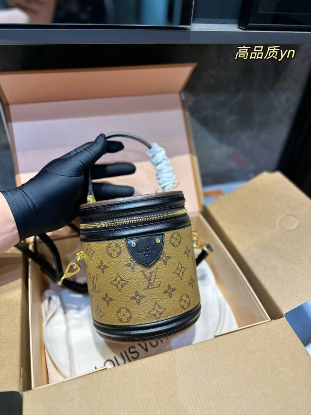 折叠礼盒 Lv Canne 发家致富第一-步 入个lv发财桶使用率 的这款lv圆桶 容量真的巨巨巨大 手机 粉饼 卡包都塞得下 怪不得总有人说它是 饭桶 品 包