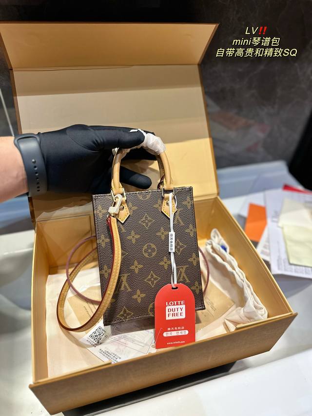 折叠礼盒 Lv Mini琴谱包 自带高贵和精致 小巧精致 非常的立体 而且包身不容易变形 完全可以满足日常通勤所需 小个子 高个子都能驾驭 斜挎可爱方便 手提精