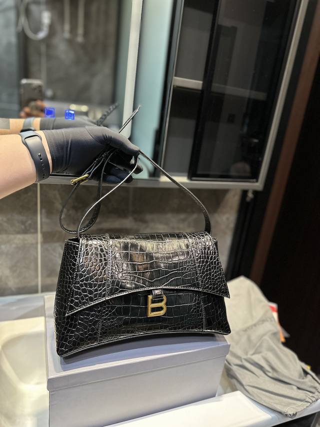 大包推荐 Balenciaga Downtown 巴黎世家最喜欢的一款包包 容量大又好看 还不容易撞包 斜挎单肩都好看 Balenciaga Downtown我