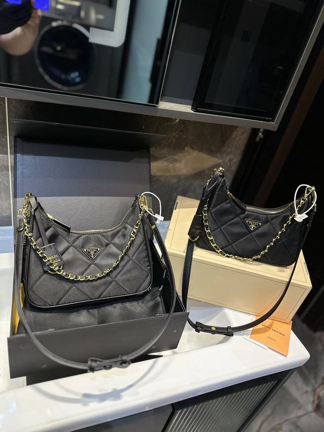 Prada Hobo腋下包 普拉达三合一 一个类似于饺子包的大包加上一个小包 一条宽肩带加一个链条 脑子里是瞬间相出了n种搭配方式 非常的百搭 上身也非常的好看