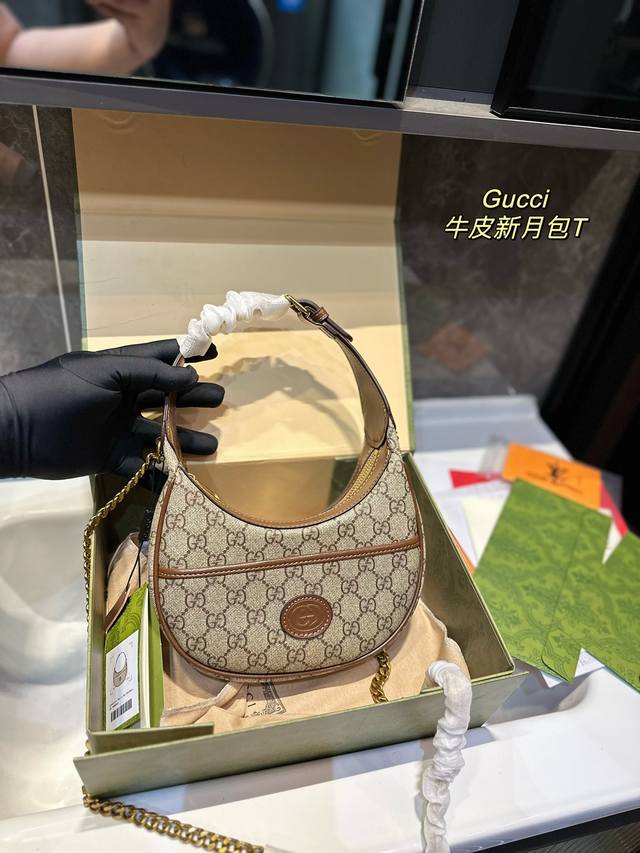 折叠礼盒 Gucci新月造型搭配gg Supreme帆布材质 散发出浓郁的复古格调 品牌的每个系列醉心于探索不同的年代和时代 复古元素糅合典藏设计或时尚细节 呈