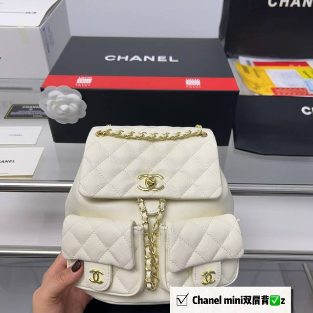 飞机盒折叠盒 Chanel 超mini 双肩背包 上新的时候看到 实物 就知道他要火了 现货供不应求 这一季度的王炸 解放双手的利器 尺寸20 5*20Cm