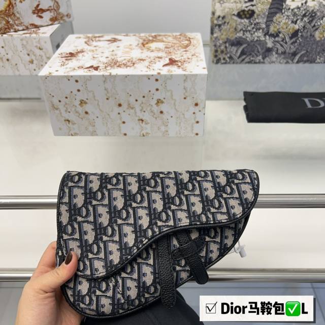 折叠盒 Dior 男士马鞍包 让这款马鞍包从去年dior Men春夏系列之后 就一直 流窜 于街头的各个角落 俨然成了男士全新的爆款包袋 涉及到了多个风格群体