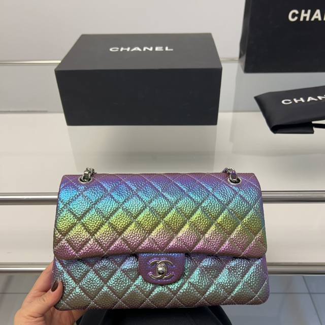 折叠盒 Chanel 真的是入了chanel 2 55的 Cf 绝美细闪 超高级 真的一定要买 买的中号比cf的中号大 非常适合秋冬出门装很多零碎东西 千万不要