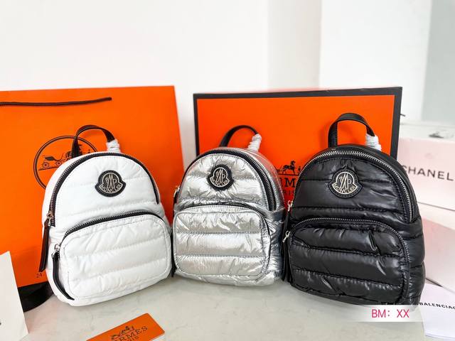 Moncler 蒙口羽绒斜挎包 秋冬新款 时装发布会 走秀款 谁背谁好看 手提单肩斜挎ok 尺寸 17*19