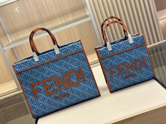 Size 23 23Cm 36 29Cm 芬迪 Fendi Peekabo 购物袋 经典的tote造型 但是这款最大的特点 手提斜挎