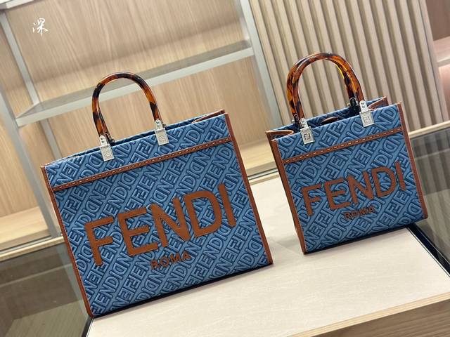 Size 23 23Cm 36 29Cm 芬迪 Fendi Peekabo 购物袋 经典的tote造型 但是这款最大的特点 手提斜挎