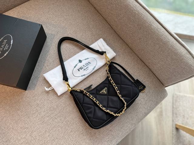 配盒 Size 21*12Cm Prada Hobo三合一 好看 复杂手工菱格车线图案 配有可拆卸铁琏 皮肩带可调节随时切换 上身效果美美的