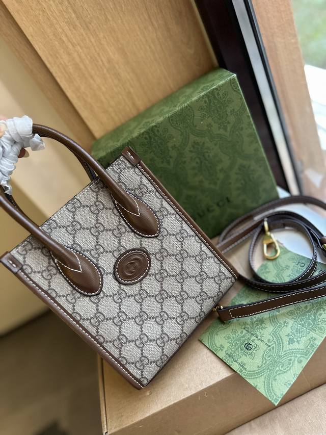 芯片版 折叠礼盒包装 Gucci Mini Tote 一眼相中的包 一定是好东西 太绝了这款新mini托特包 琴谱包 不喜欢太大的包 又指望买一个能装东西的挎包