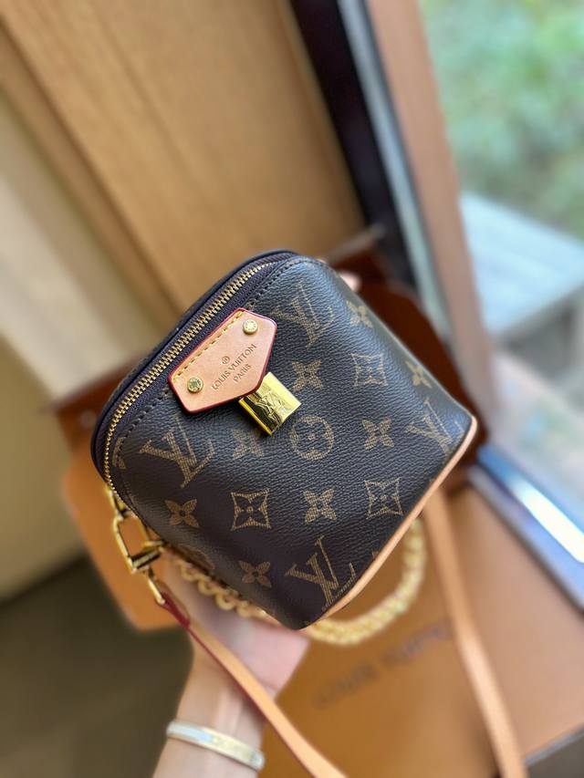 折叠礼盒包装 Lv 走秀款骰子包 也可叫做 方块包 New Square Bag 此款 可拎 可挎容量大 不得不说盒子包真的是lv 最有创意之作 尺寸 15Cm