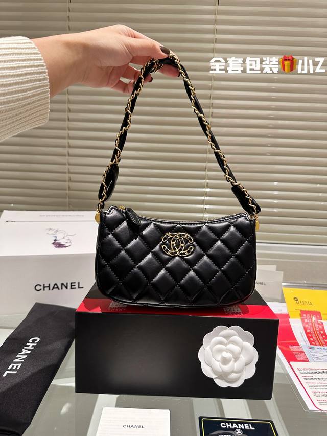 小羊皮 Chanel 23K月牙包 慵懒随性又好背 上身满满的惊喜 高级慵懒又随性 彻底心动的一只 Size 大号 23 13Cm 小号20 12Cm