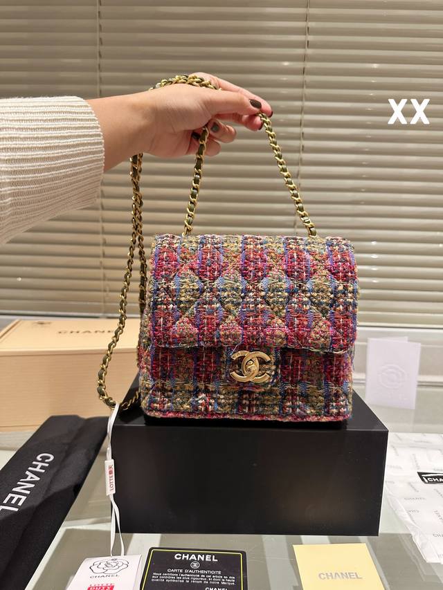 配盒 最好看的方胖子 Size 19*17Cm Chanel 香奈儿22K 秋冬毛呢方胖子 说是本季最美方胖子不过份吧 粗花呢配色直戳心窝 绿蓝紫交错明艳却不俗