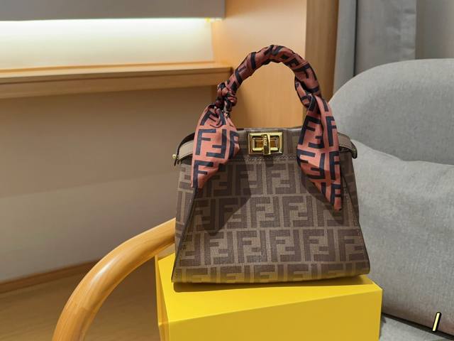 配送丝巾 尺寸 23*18Cm Fendi 芬迪 Peekaboo 系列老花手提包 礼盒包装 - 点击图像关闭