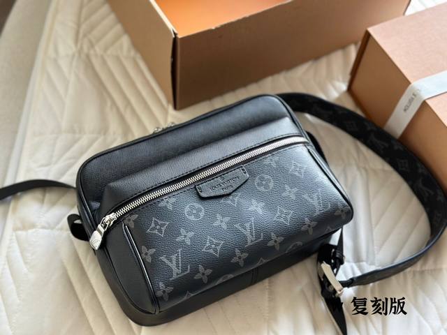 Lv Outdoor邮差包 规格:L2 Xh20 0Xw10 5Cm 男包推荐 Iv Outdoor邮差包害 通勤包必备款 真的很推荐这款 可以斜挎 可以单肩